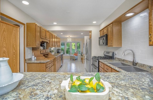 Edwardsburg House | Canary Cove: Cute Lake Home, Pontoon INCLUDED, near Notre Dame