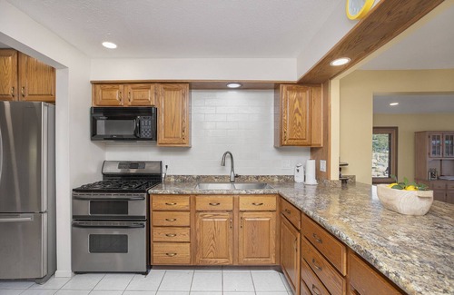 Edwardsburg House | Canary Cove: Cute Lake Home, Pontoon INCLUDED, near Notre Dame