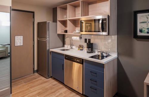Zapopan Hotel | Candlewood Suites Guadalajara Galerias by IHG