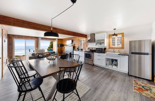 Edgewater Shores Cottage | Cape Cod Cottages 3: Oceanfront with hot tub