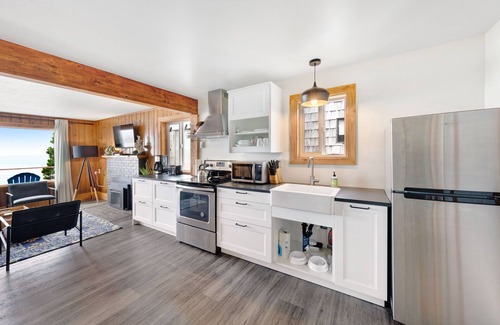 Edgewater Shores Cottage | Cape Cod Cottages 3: Oceanfront with hot tub