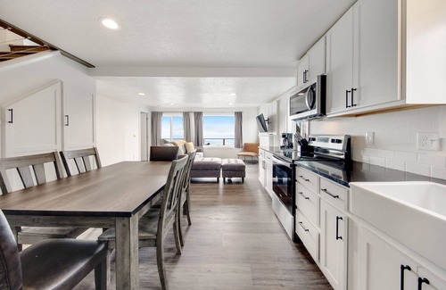 Waldport Cottage | Cape Cod Cottages 4: Oceanfront with hot tub!