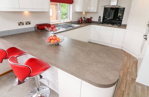 South Lakeland Leisure Village Cabin | CAPENWRAY 15, family friendly, luxury holiday cottage in Carnforth