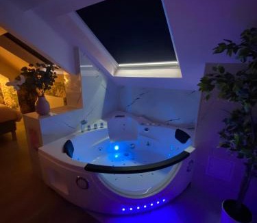 Trith-Saint-Leger Apartment | Capsule color deluxe Balnéo I écran home cinéma I console de jeux