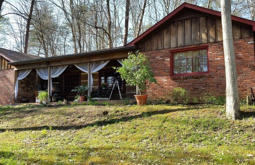 Buechel House | Captain's Annex; close to Bourbon Trail and Churchill Downs, far from ordinary!