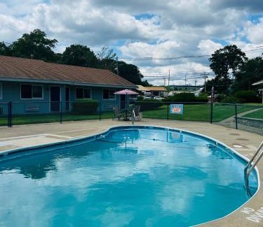 Gloucester Hotel | Captain's Lodge Motel