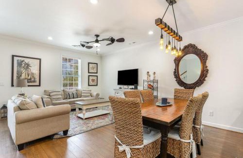 Garden City House | Captivating 4 bedroom House with Double Balconies and a Community Pool-Angler Villas 3