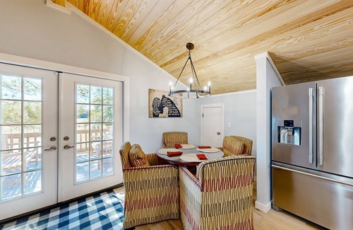 Tylertown Apartment | Captivating barn loft w/scenic views, outdoor charcoal grill, firepit & AC