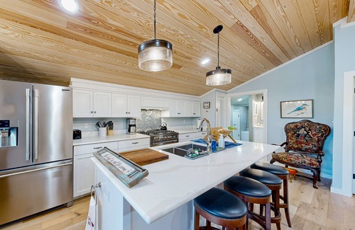 Tylertown Apartment | Captivating barn loft w/scenic views, outdoor charcoal grill, firepit & AC