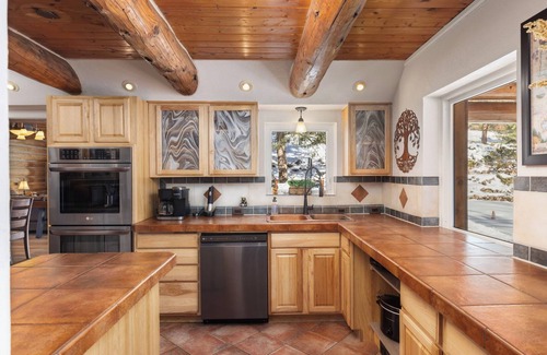 Lyons Cabin | Captivating Rustic Log Cabin with Seasonal stream close to Estes Park and RMNP
