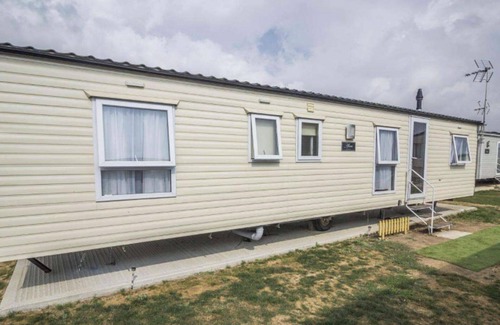 Clacton-on-Sea Cabin | Caravan - Sleeps 10 - Pet Friendly - Parking