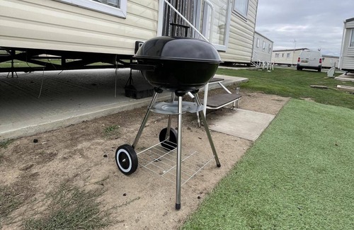 Clacton-on-Sea Cabin | Caravan - Sleeps 10 - Pet Friendly - Parking