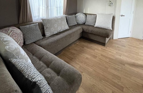 Clacton-on-Sea Cabin | Caravan - Sleeps 10 - Pet Friendly - Parking