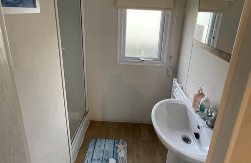 Clacton-on-Sea Cabin | Caravan - Sleeps 10 - Pet Friendly - Parking