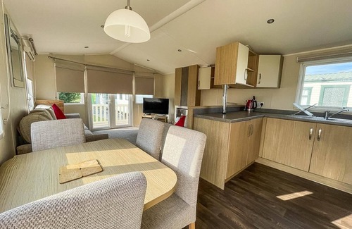 Clacton-on-Sea House | Caravan with decking and free WiFi at Seawick Holiday Park ref 27214SW