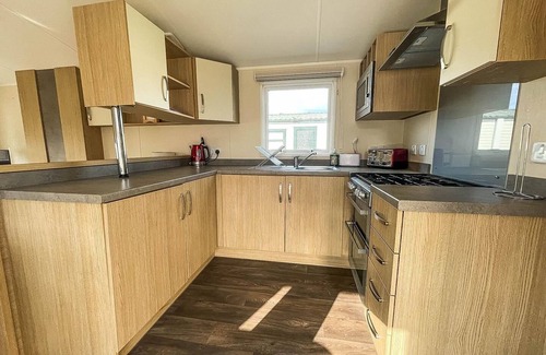 Clacton-on-Sea House | Caravan with decking and free WiFi at Seawick Holiday Park ref 27214SW