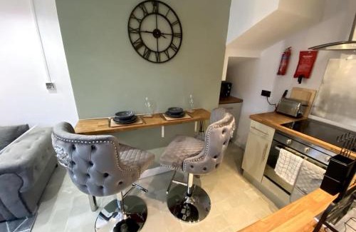 Llandaff North House | Cardiff Coach House with Hot Tub & Log Fire