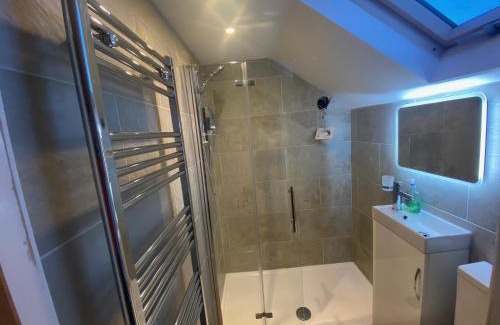 Llandaff North House | Cardiff Coach House with Hot Tub & Log Fire