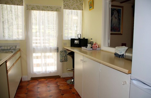 Cullompton Cottage | Carp Lodge with woodland views, close to fishing lakes.