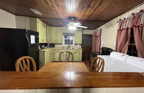 Hartsfield Cabin | Carriage House - Cabin Ensuite