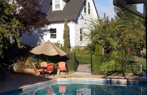 North Auburn Cottage | Carriage Loft - HOT Large Spa, Full Kitchen, Pool, private unit.