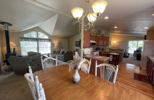Trinity Center House | CARRVILLE LOOP HOME - SLEEPS 12! NORTH END OF TRINITY LAKE!