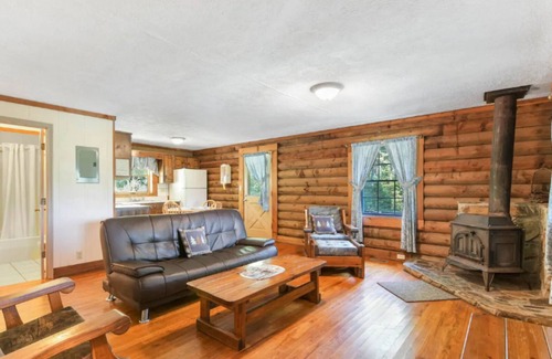 Ellijay House | Carters Lake Lakeside Log Cabin #3 includes free boat slip at the Marina