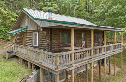 Tate Cabin | Carters Lakeside Log Cabin #1. Located in Carters Lake Marina, with boat slip !