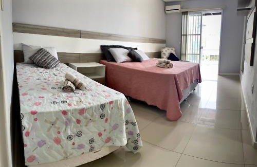 Itacolomi House | Casa 2 Suítes+1 - VISTA MAR e 15km do Beto Carrero - 50 metros da PRAIA - Area de LAZER com Churrasqueira - Wi-Fi e Cozinha Completa