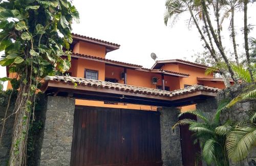 Estufa I House | Casa 5 suítes com piscina e churrasqueira
