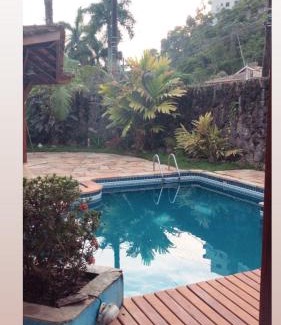 Estufa I House | Casa 5 suítes com piscina e churrasqueira