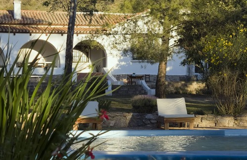 La Cumbre House | Casa al pie de la Montaña con Cama King, Pileta y Mesa de Pool