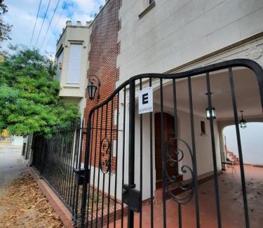 La Plata House | Casa amplia para 5 personas y cochera, a pasos del centro