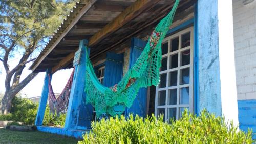 Xangri-La House | Casa beiramar, vista mar e pinheiros, pé na areia