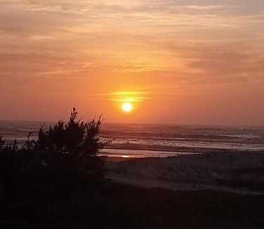 Xangri-La House | Casa beiramar, vista mar e pinheiros, pé na areia