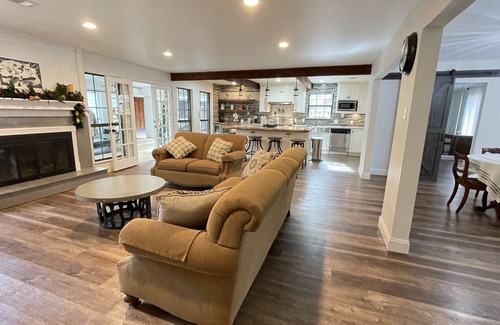 Kingwood House | Casa Bonita - Spacious 4 bedroom home with free wifi and parking.