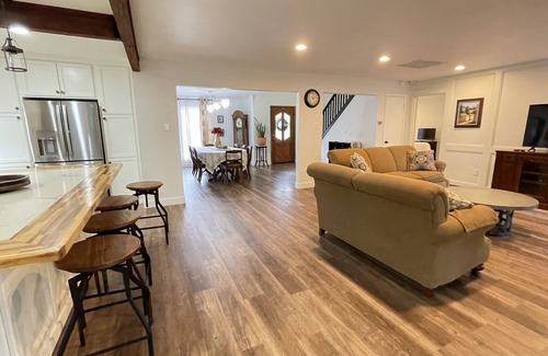 Kingwood House | Casa Bonita - Spacious 4 bedroom home with free wifi and parking.