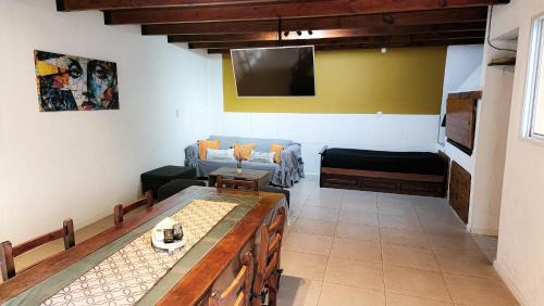 San Nicolas de los Arroyos Apartment | Casa Centrica con Cochera Privada y Portón Eléctrico para facil acceso