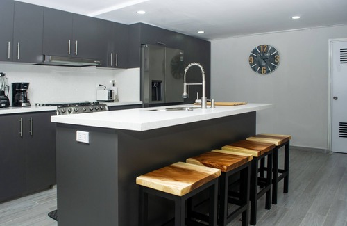 Cali House | CASA CALI - SLEEPS UP TO 16 GUESTS