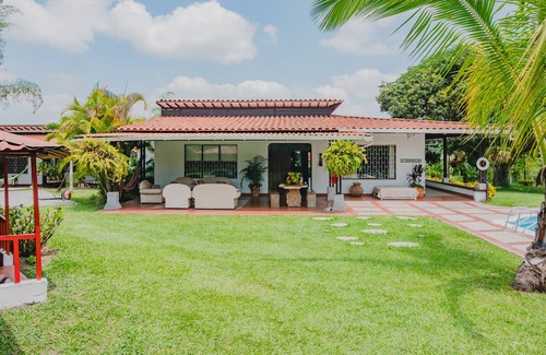 La Tebaida Cottage | Casa Campestre Acogedora con Piscina y Vivero en el Eje Cafetero