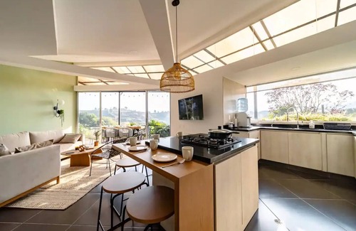 El Penol House | Casa Chévere - Vibrant & Fun Lakeside Oasis