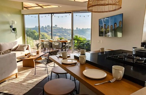 El Penol House | Casa Chévere - Vibrant & Fun Lakeside Oasis