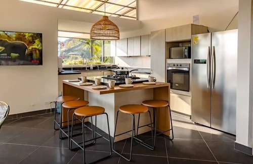 El Penol House | Casa Chévere - Vibrant & Fun Lakeside Oasis