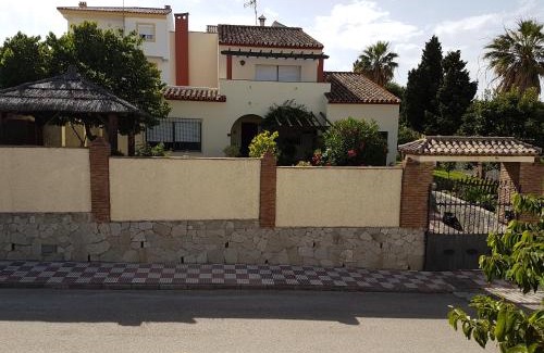 Los Barrios House | Casa Chalet Las Camelias