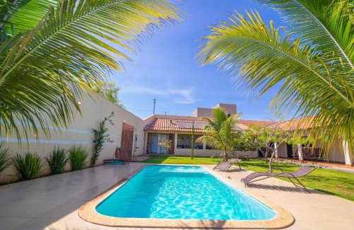 Caldas Novas Villa | Casa com amplo espaço verde, 4 Suítes e Piscina