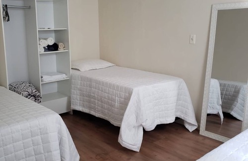 Sao Carlos Other | Casa com ares de campo na cidade. Deck com redes e bancos, jardim e quiosque.