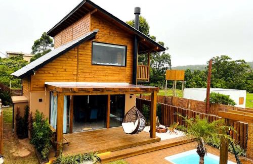 Praia do Rosa Villa | Casa com Banheira, Piscina e Quadra de Areia