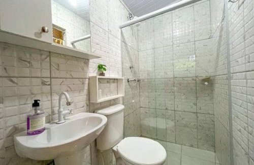 Ariro House | Casa com churrasqueira e piscina, perto de riacho