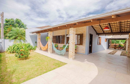 Penha Apartment | Casa com lareira e a 450 metros da praia QZ7460