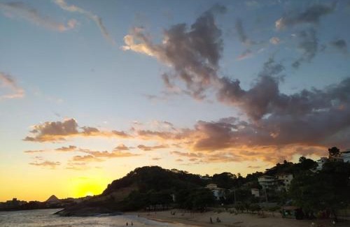 Iriri House | Casa com mezanino, de frente para o mar